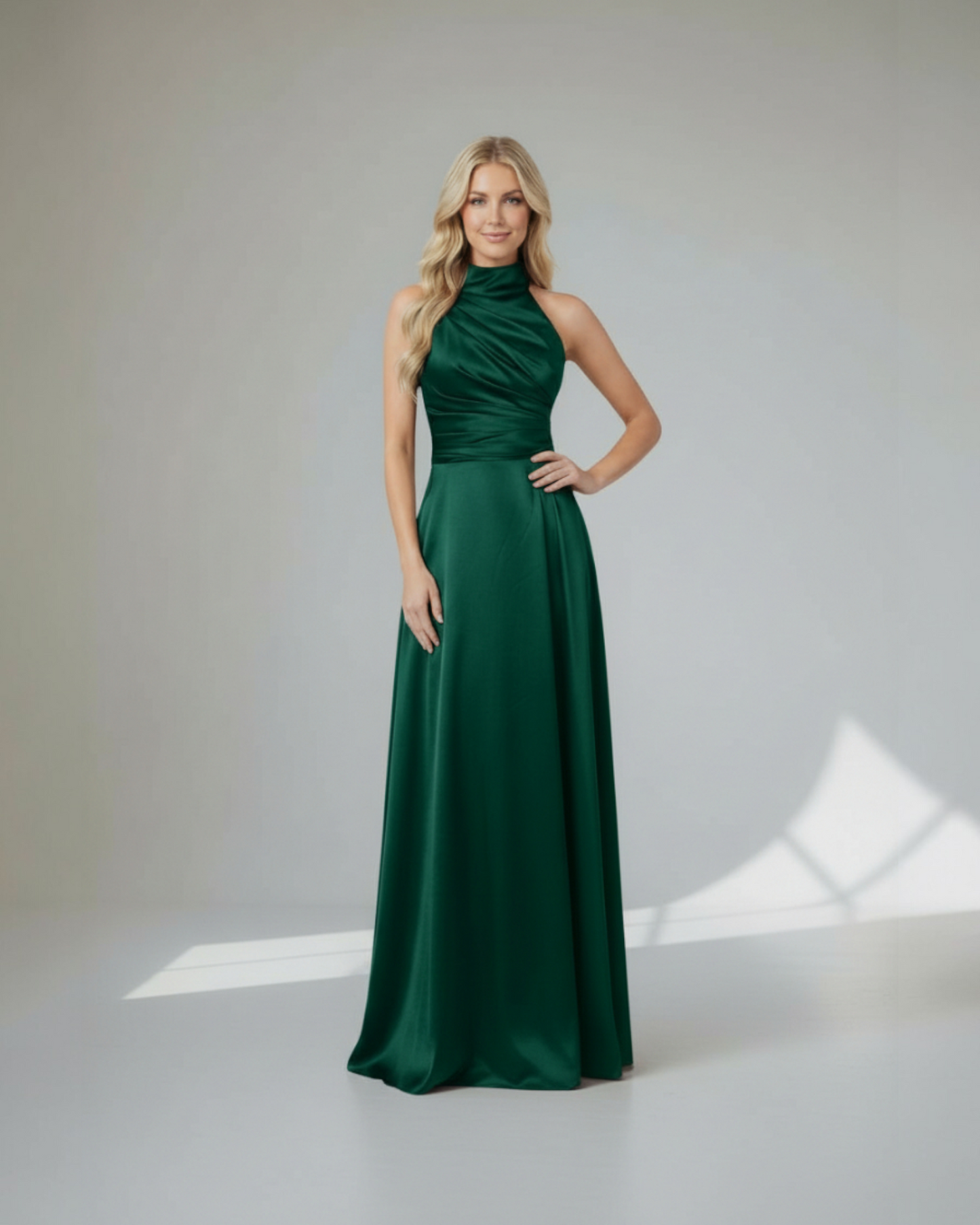 Dieses elegante, bodenlange Satinkleid besticht durch seinen modernen Neckholder-Schnitt E300