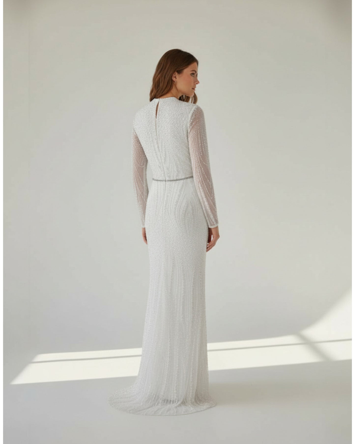 Langes Abendkleid mit U-Boot-Ausschnitt und Perlenbesatz - E272