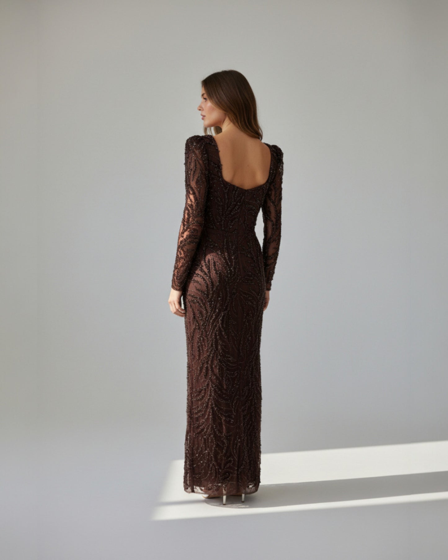 Langes Abendkleid mit Karee-Ausschnitt und Allover-Bestickung - E285