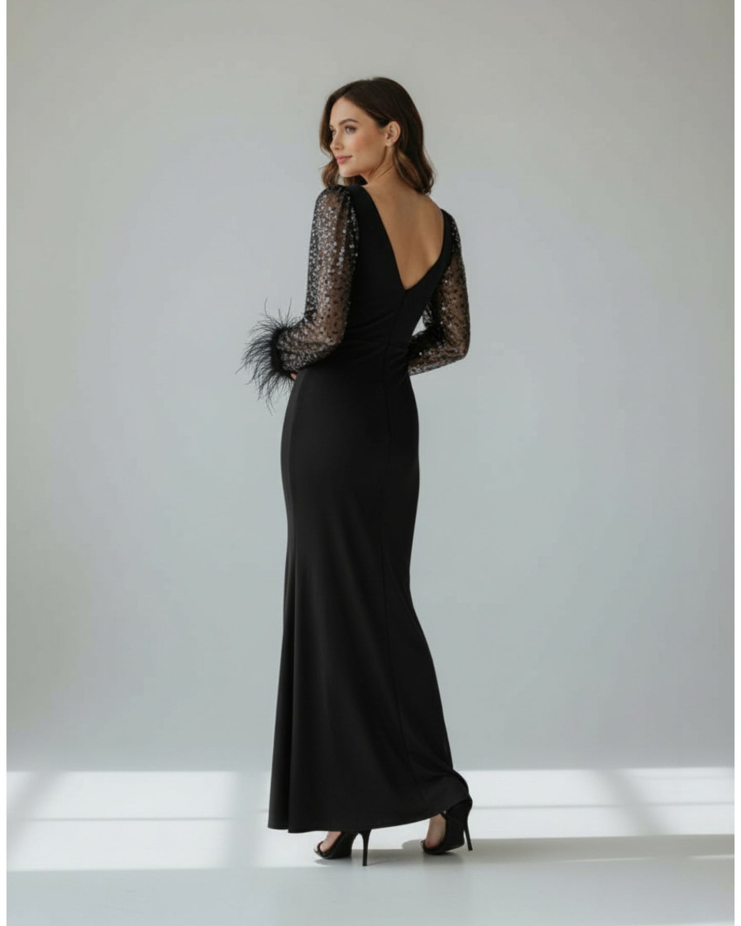 Abendkleid mit Pailletten-Ärmeln und Federbesatz - E303