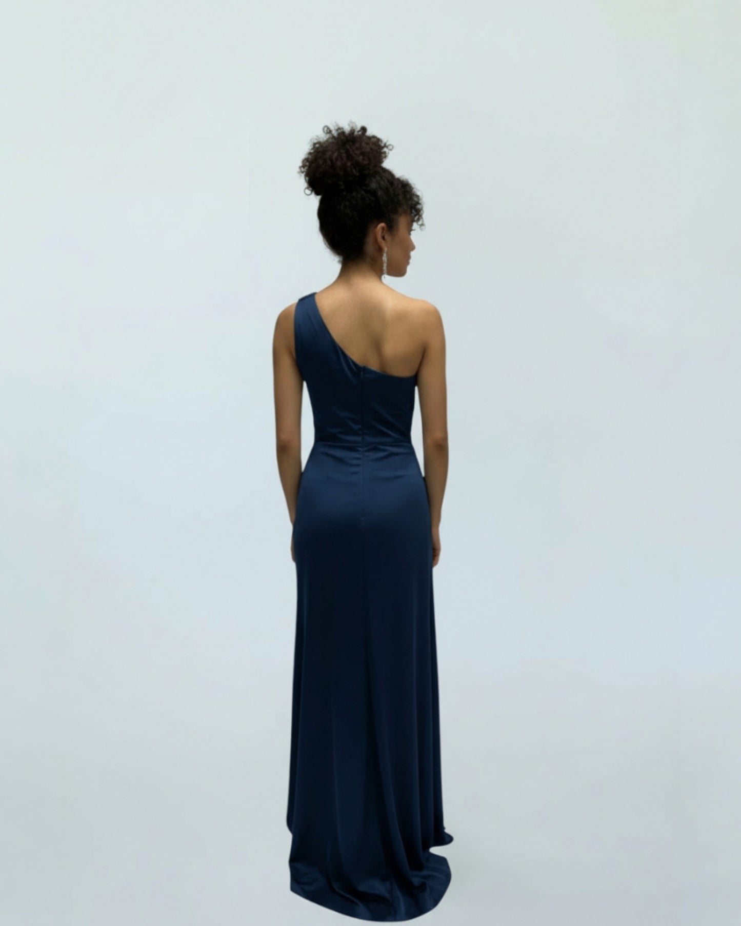Dieses atemberaubende One-Shoulder-Abendkleid E319