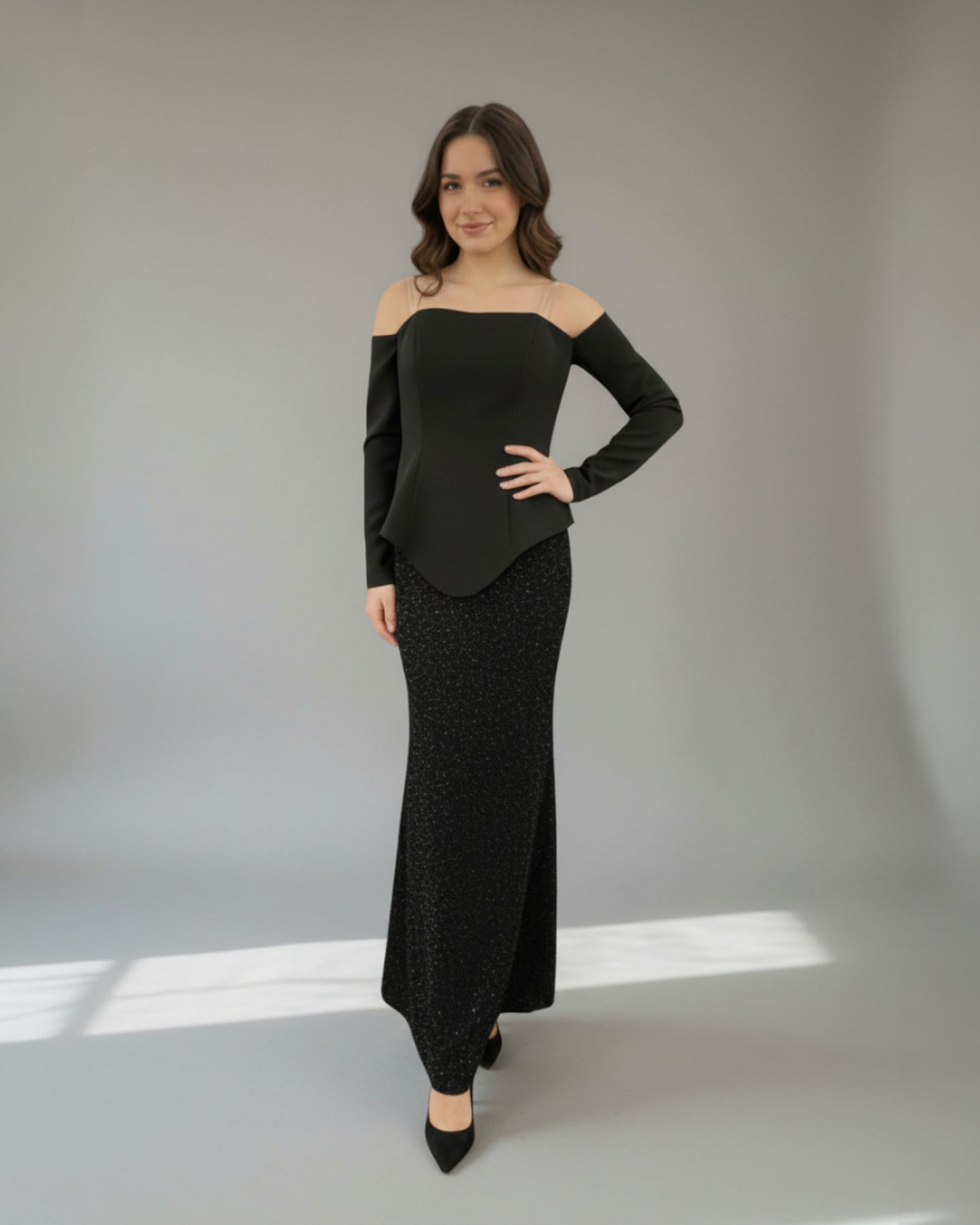 Dieses schulterfreie Abendkleid in Zweiteiler-Optik besticht durch seine zeitlose Silhouette E322