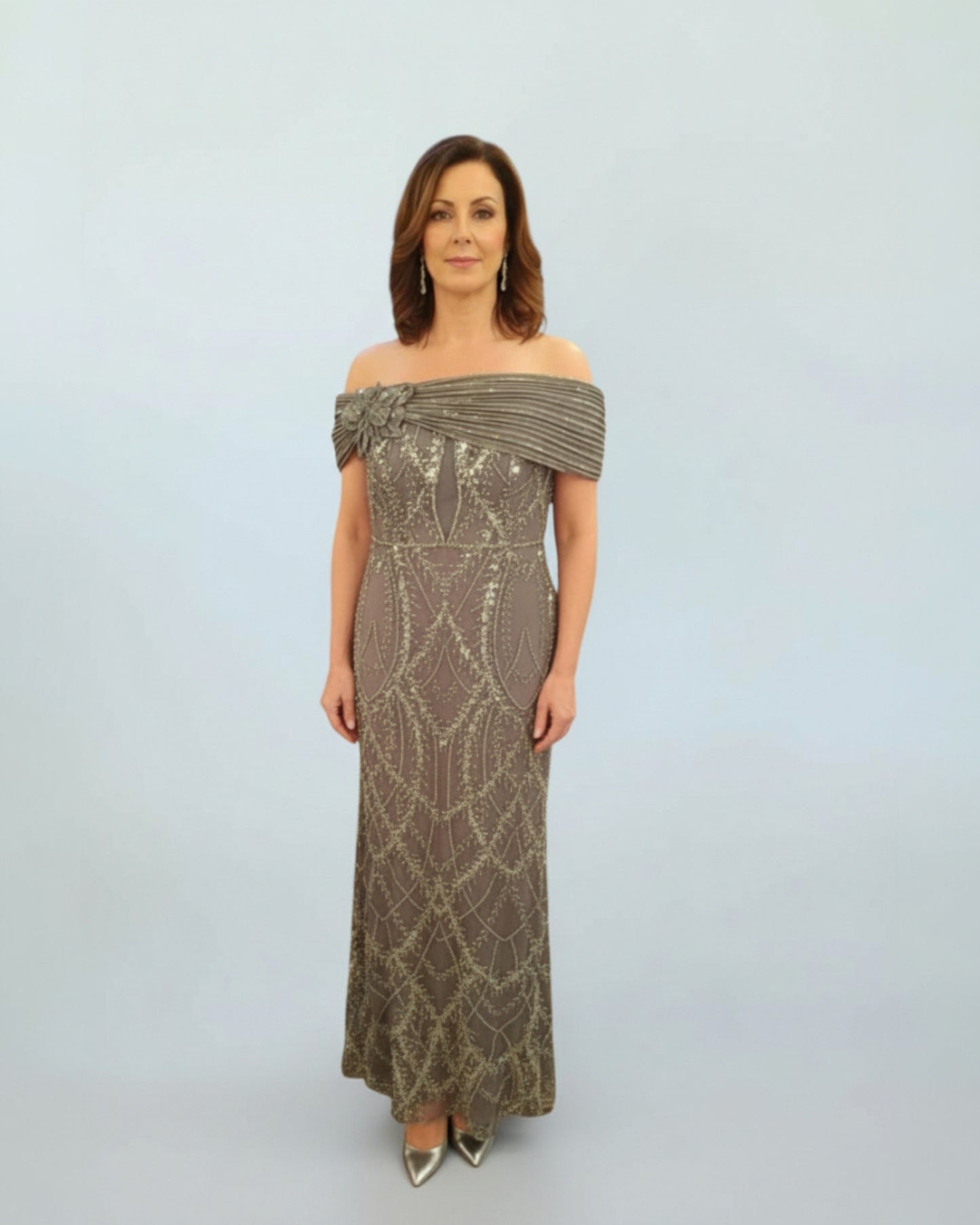 Dieses bodenlange Abendkleid besticht durch aufwendige Perlenstickereien E323