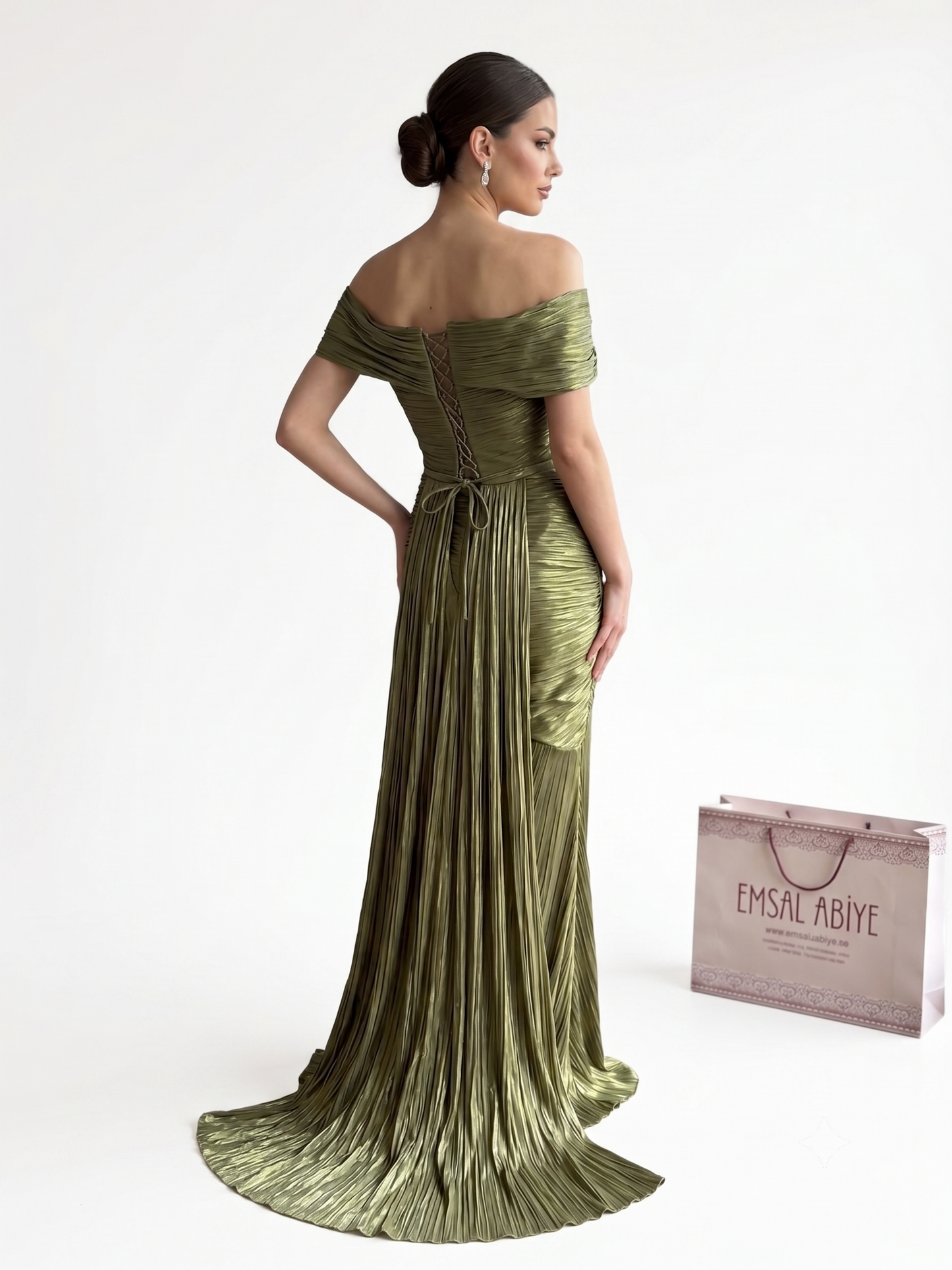 Elegantes schulterfreies Plissee-Abendkleid in Metallic-Olivgold Beschreibung: e389