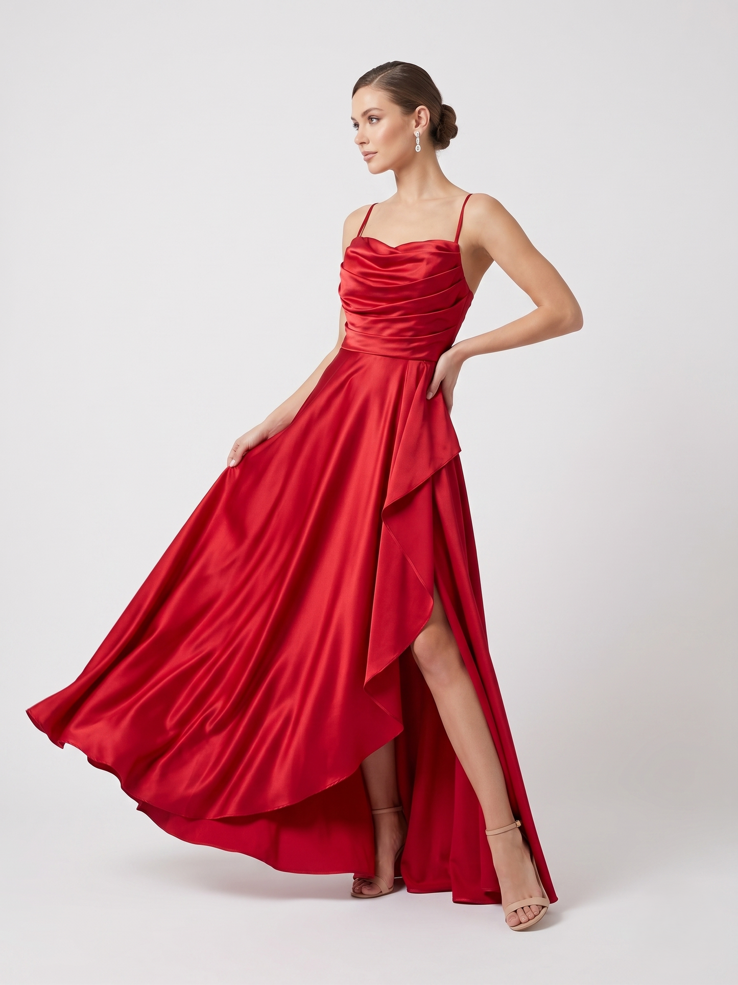 Satin-Abendkleid mit Wasserfall-Ausschnitt - E301