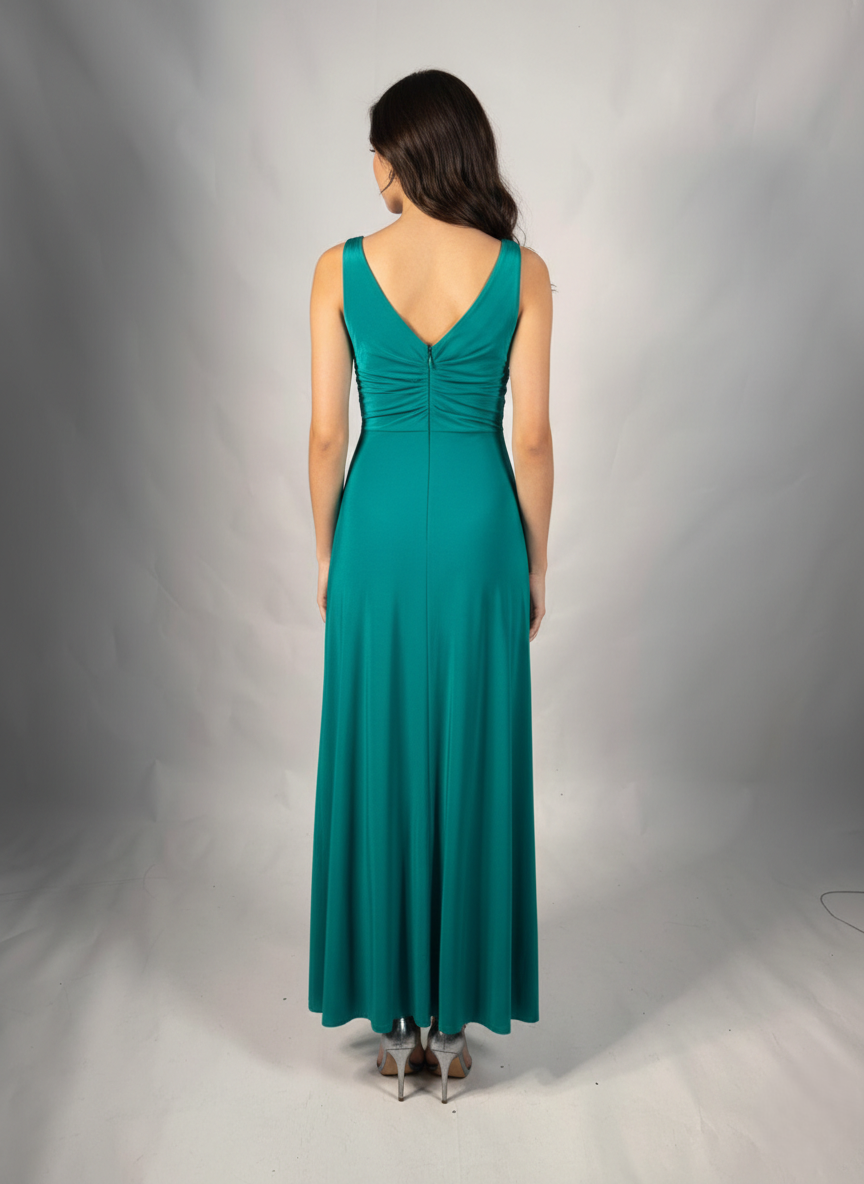 Dieses bodenlange Abendkleid besticht durch sein raffiniertes V-Design mit eleganter Raffung E332