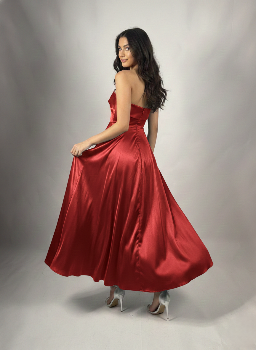 Trägerloses Satin-Midikleid E339