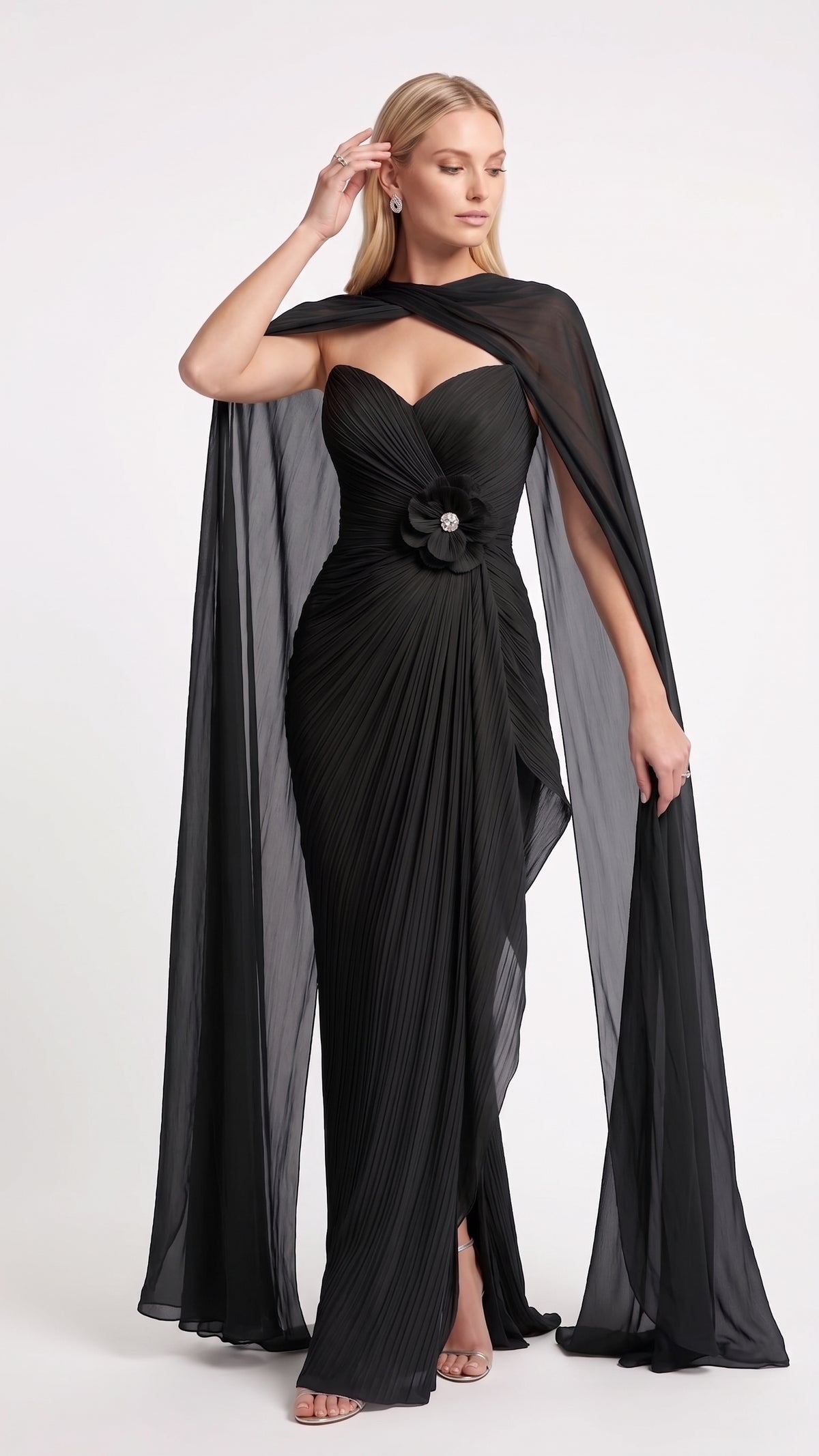 Elegantes Plissee-Abendkleid in Marineblau mit Umhang und Blumenapplikation Beschreibung:e413