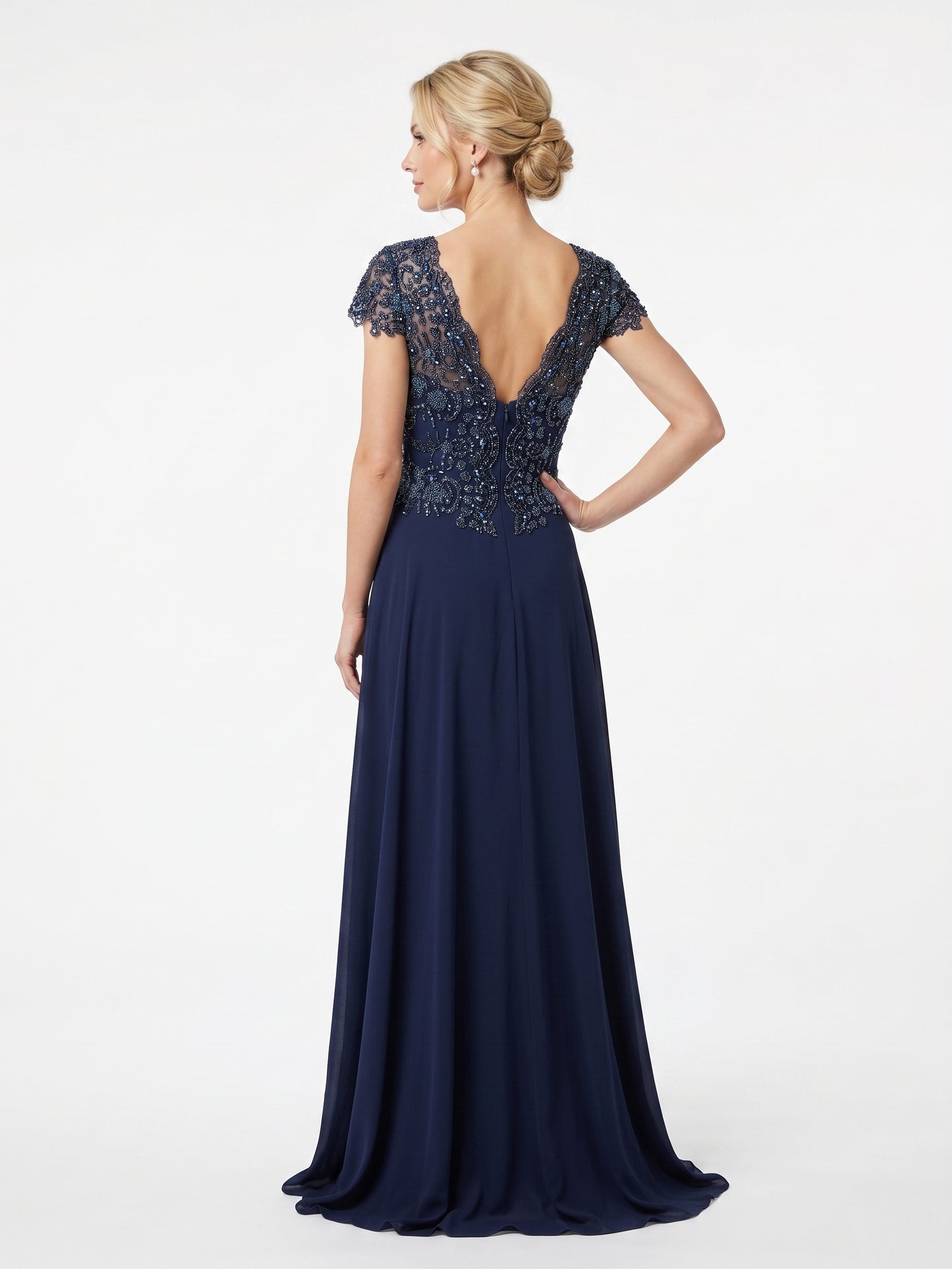 Elegantes marineblaues Abendkleid mit floralen Applikationen und Beinschlitz Beschreibung: e403