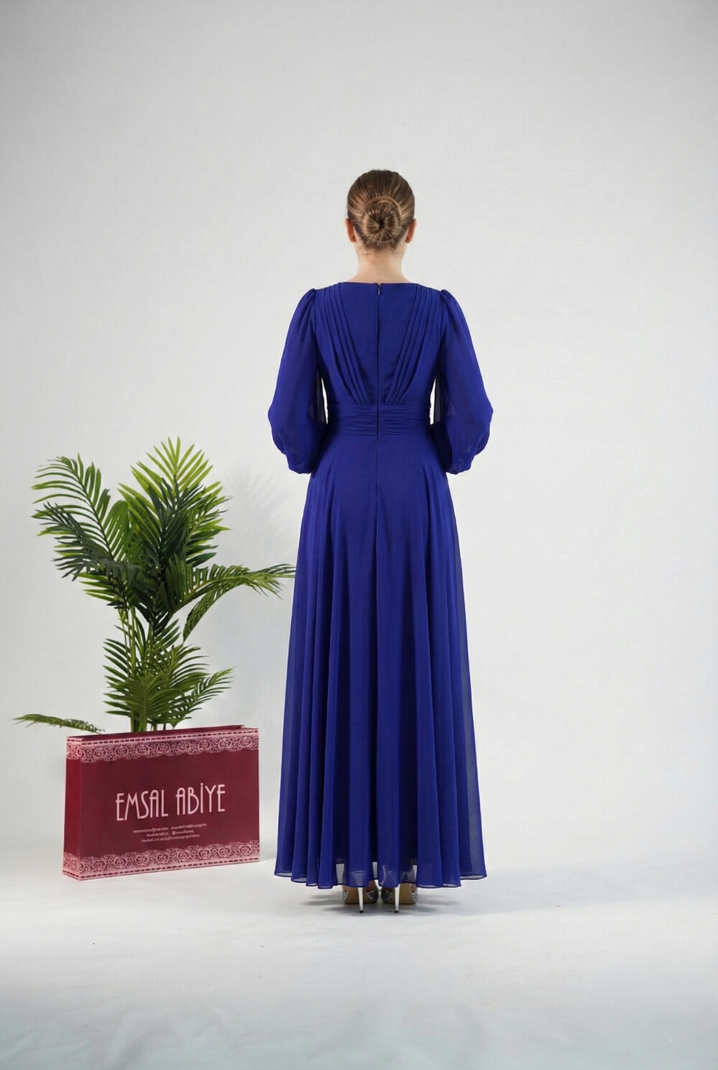 Chiffon-Abendkleid mit V-Ausschnitt und langen Ärmeln E348