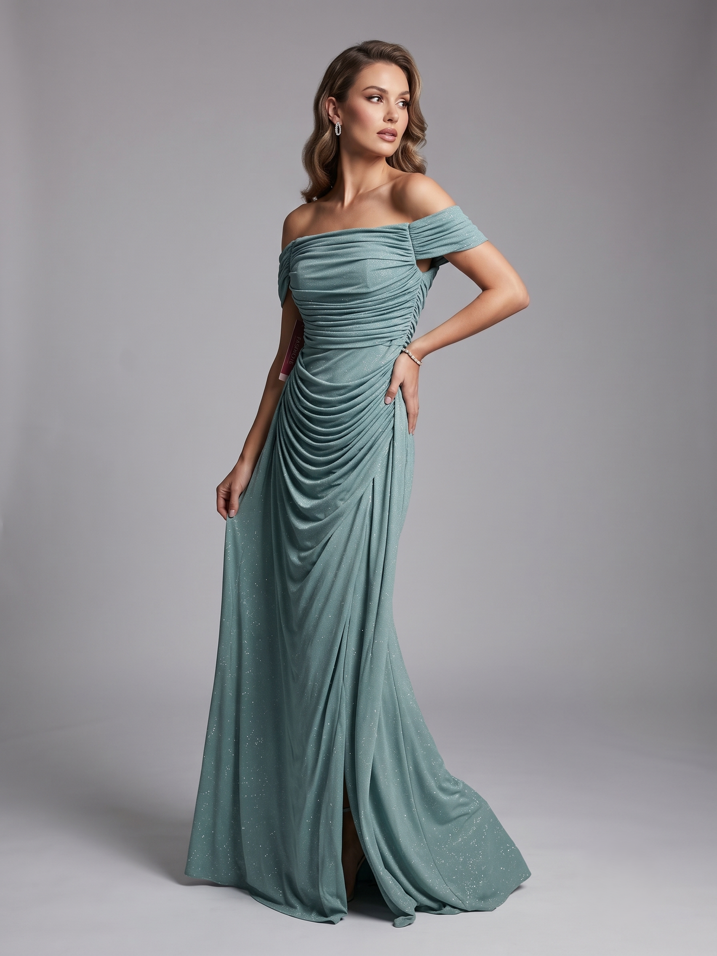 Langes Abendkleid mit Drapierung, Carmen-Ausschnitt und Schlitz E363