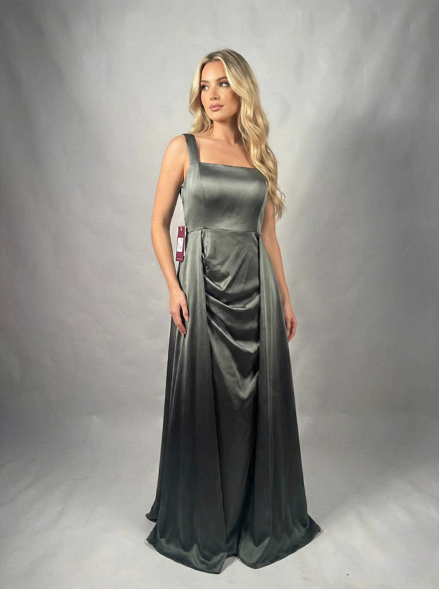 Elegantes Satin-Abendkleid mit eckigem Ausschnitt - E291