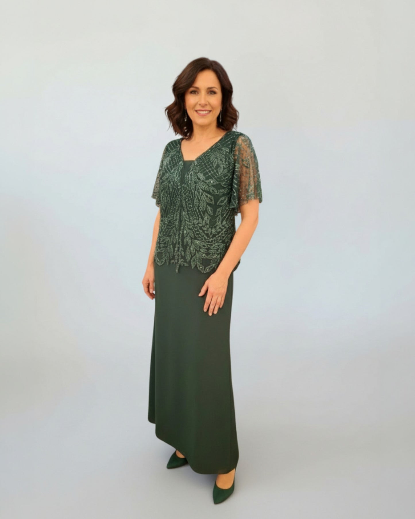 Dieses Maxikleid besticht durch funkelnde Verzierungen und ein elegantes Chiffon-Cape E320