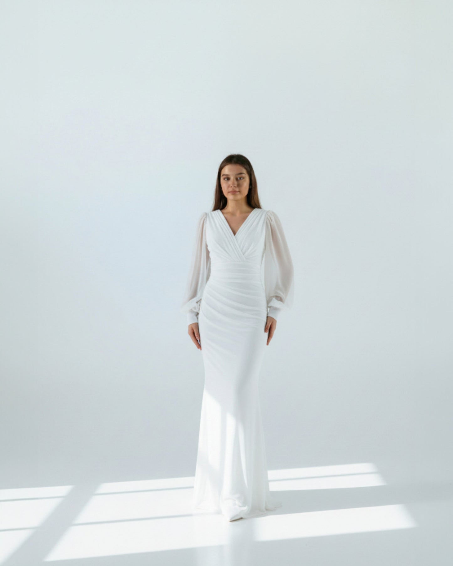 Chiffon-Abendkleid mit V-Ausschnitt, Drapierung und langen Ärmeln E349