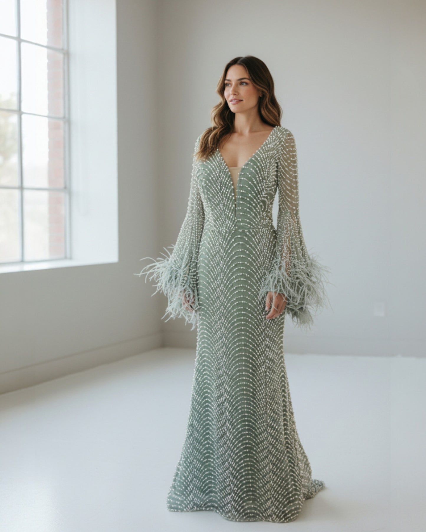 Glitzerndes Abendkleid mit Feder-Details - E251