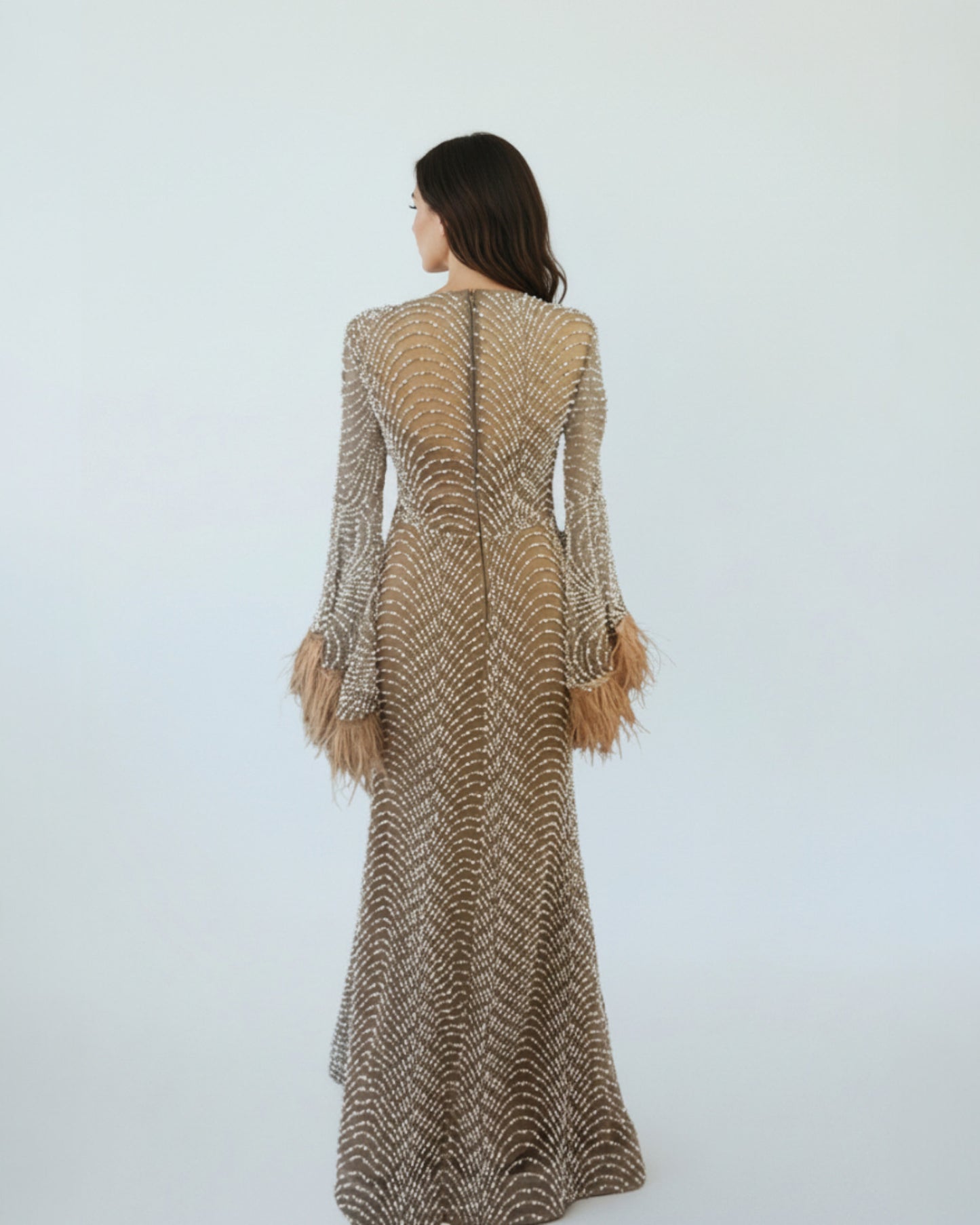 Glitzerndes Abendkleid mit Feder-Details - E251