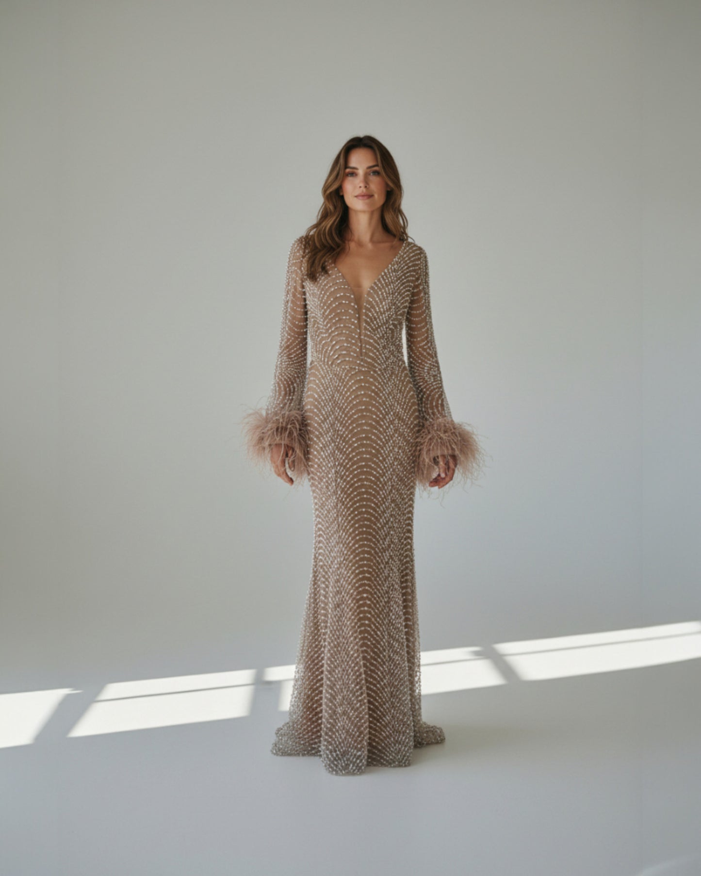 Glitzerndes Abendkleid mit Feder-Details - E251