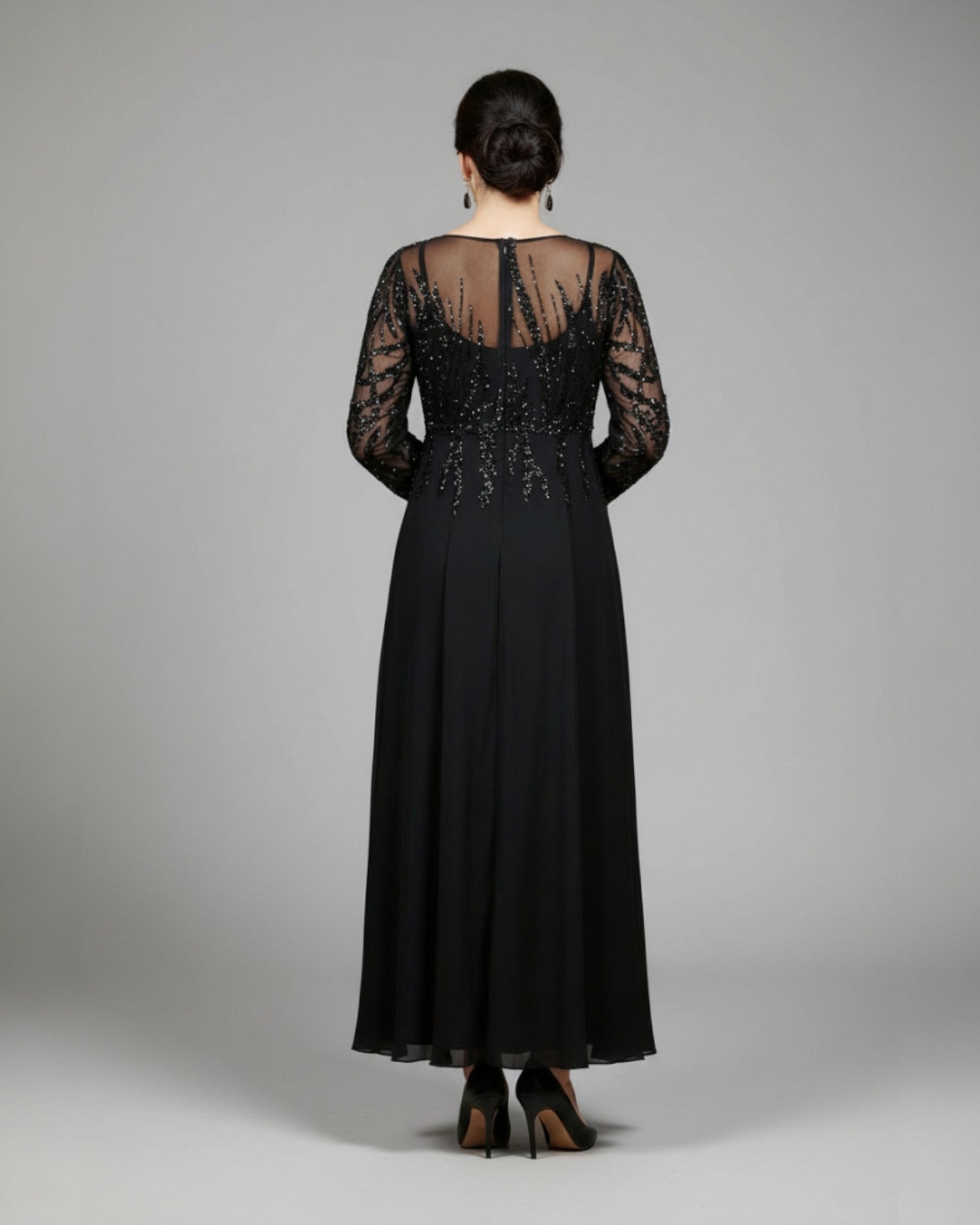 Langes Schwarzes Abendkleid mit Drapiertem Oberteil und Steinverzierungen E353