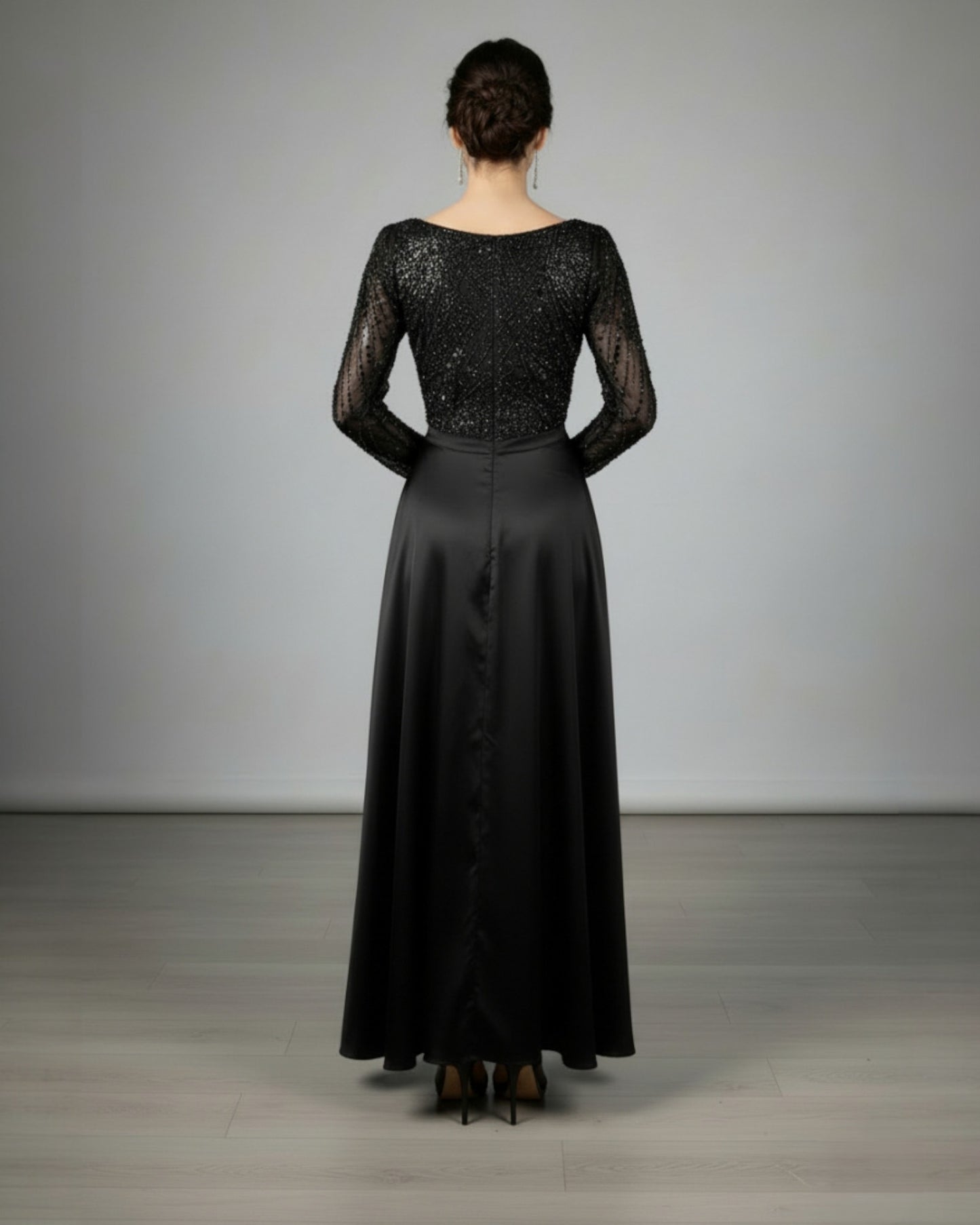 Langes Schwarzes Abendkleid mit Eckigem Ausschnitt und Transparenten Ärmeln E352