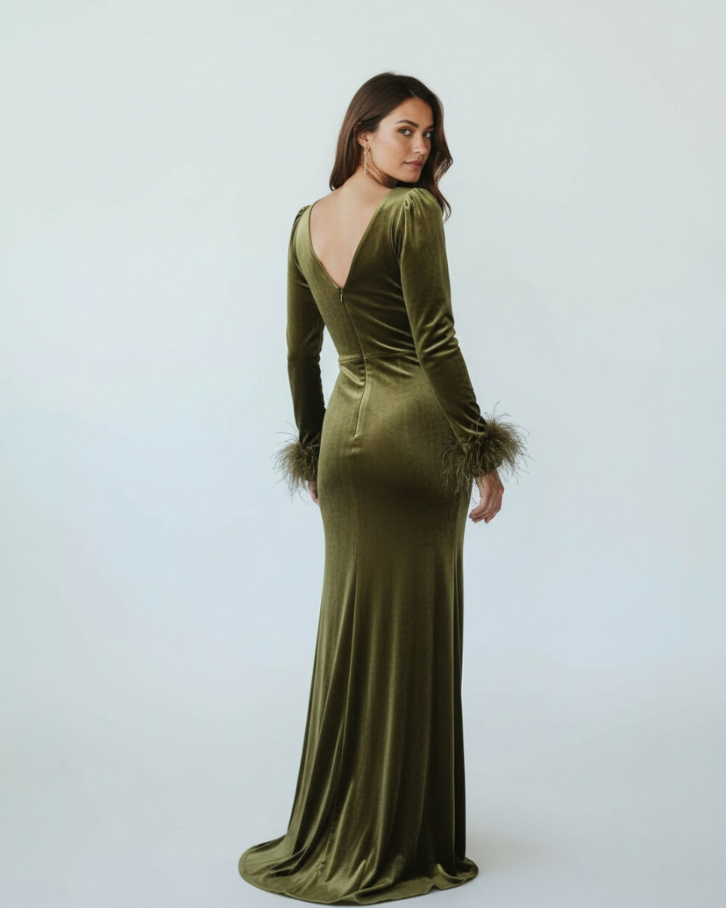 Drapiertes Samtkleid mit Federbesatz E307