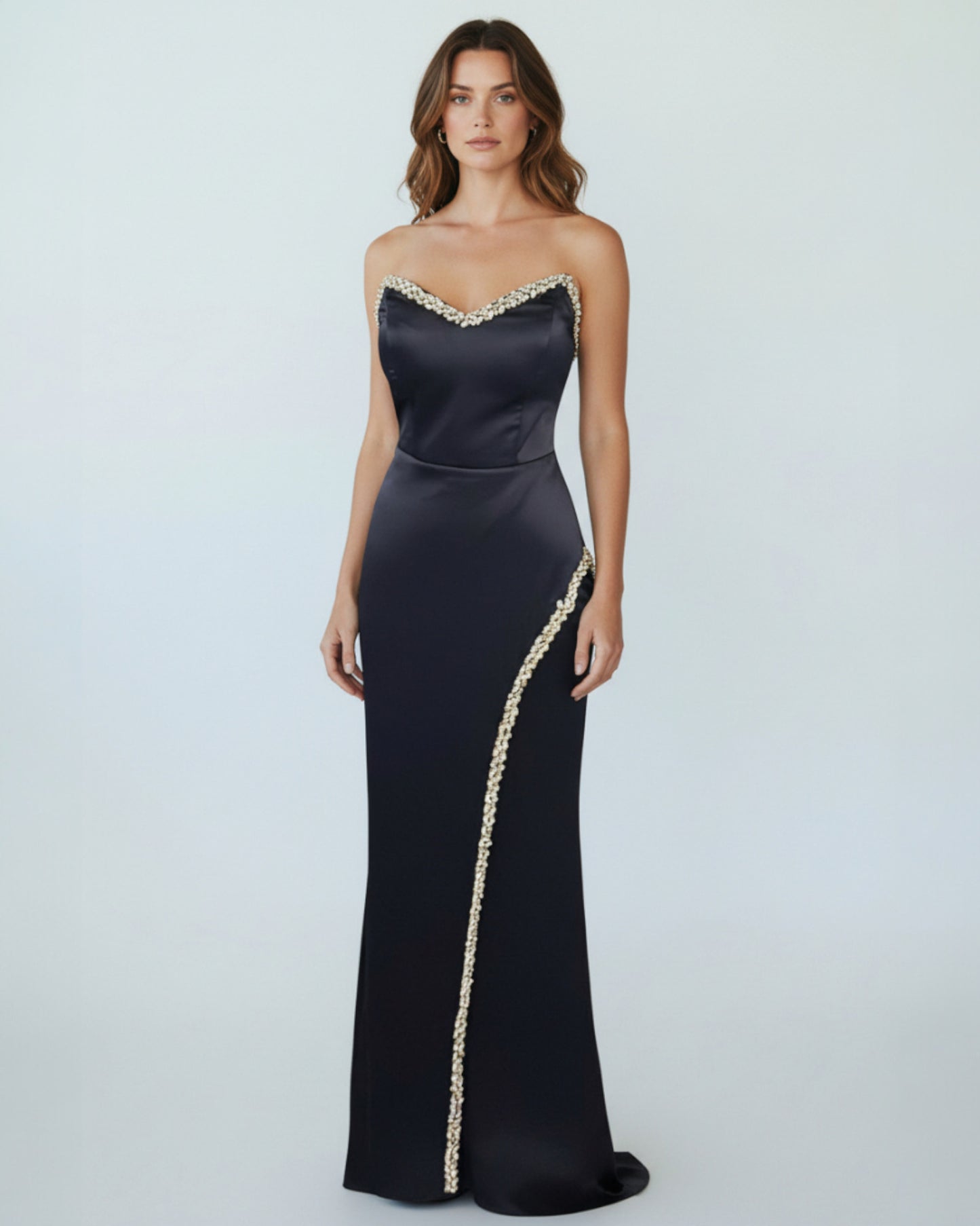 Trägerloses Satinkleid mit Steindetails - E253