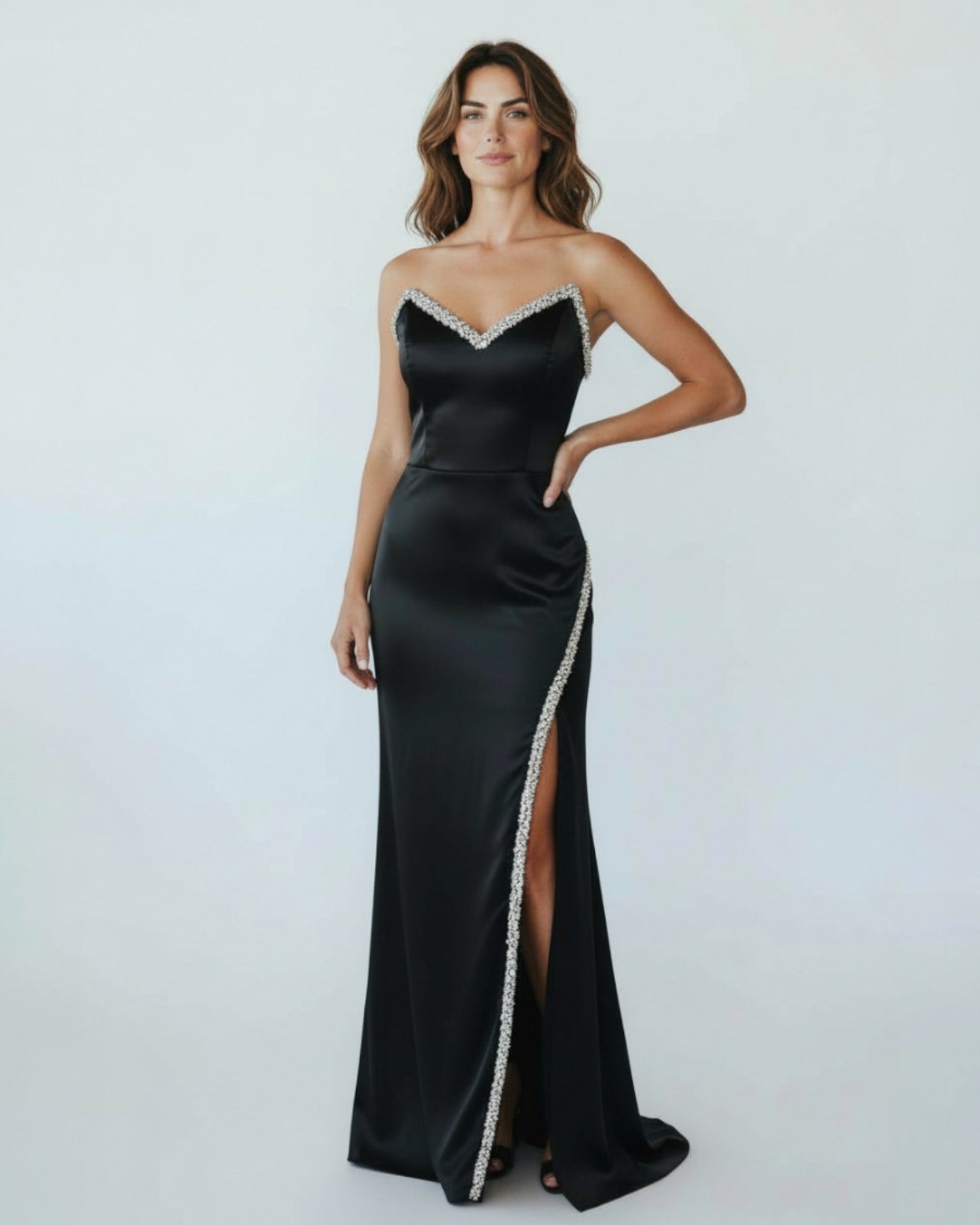 Trägerloses Satinkleid mit Steindetails - E253