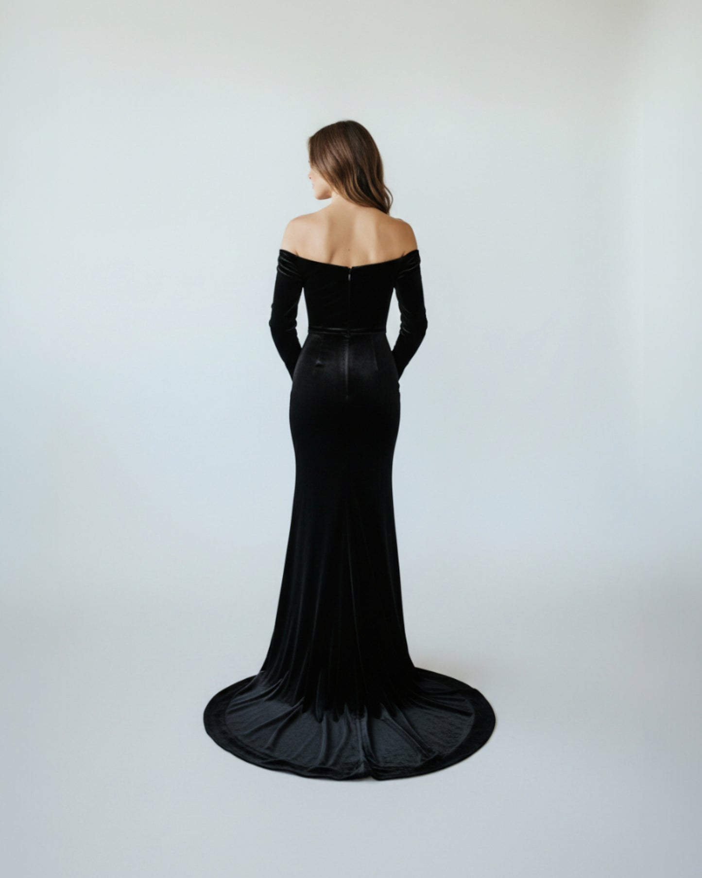 Langärmeliges Samtkleid mit schulterfreiem Schnitt - E254