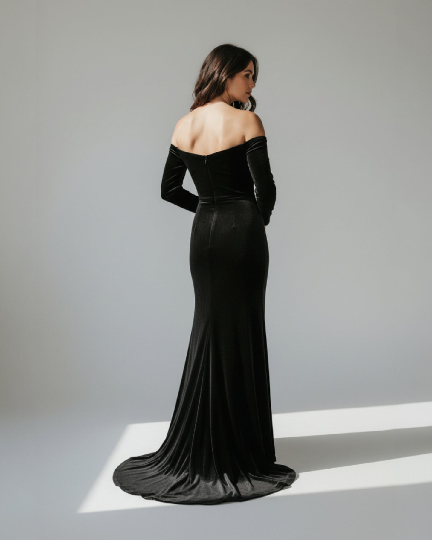 Langärmeliges Samtkleid mit schulterfreiem Schnitt - E254