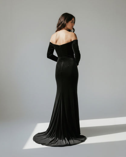 Langärmeliges Samtkleid mit schulterfreiem Schnitt - E254