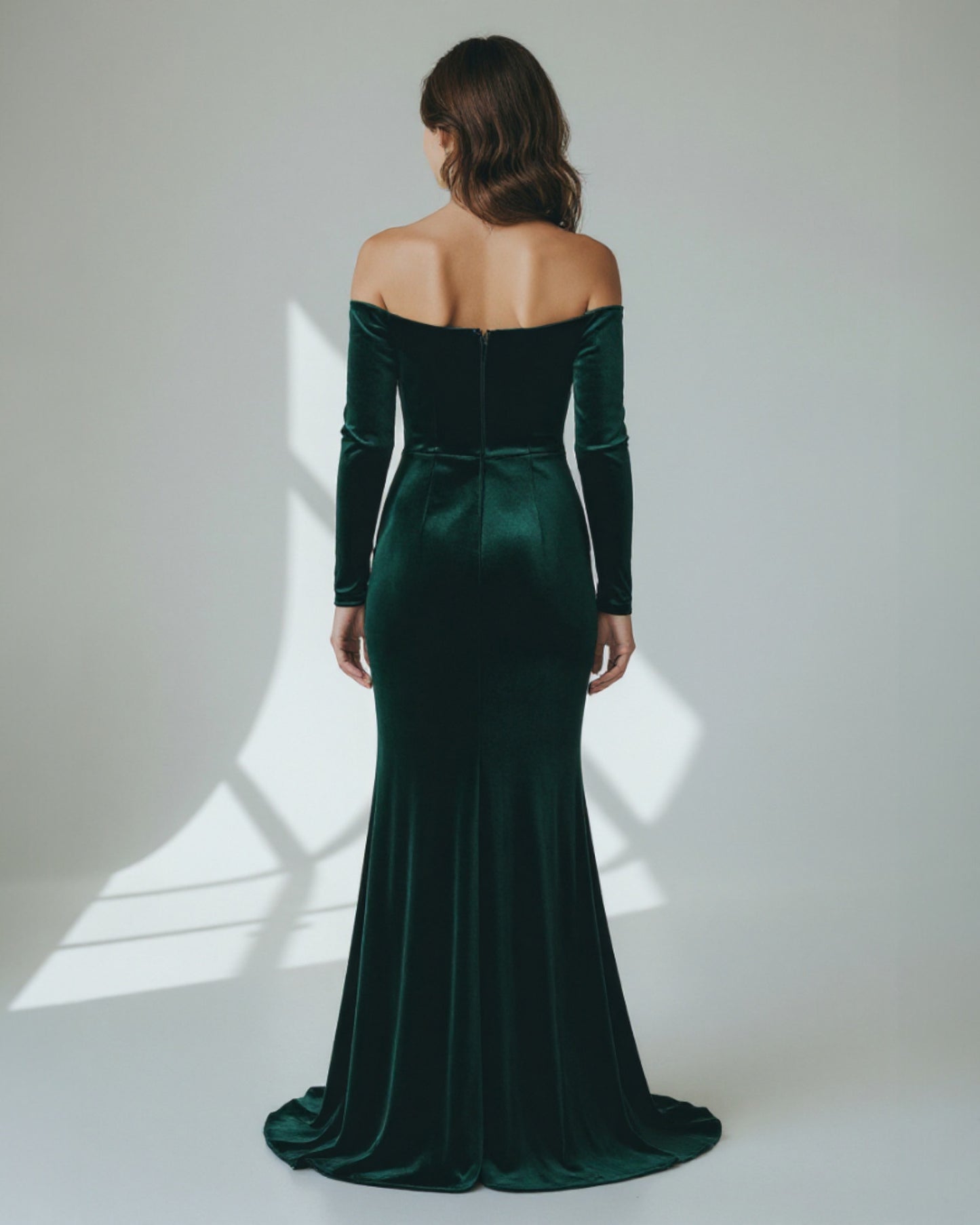 Langärmeliges Samtkleid mit schulterfreiem Schnitt - E254