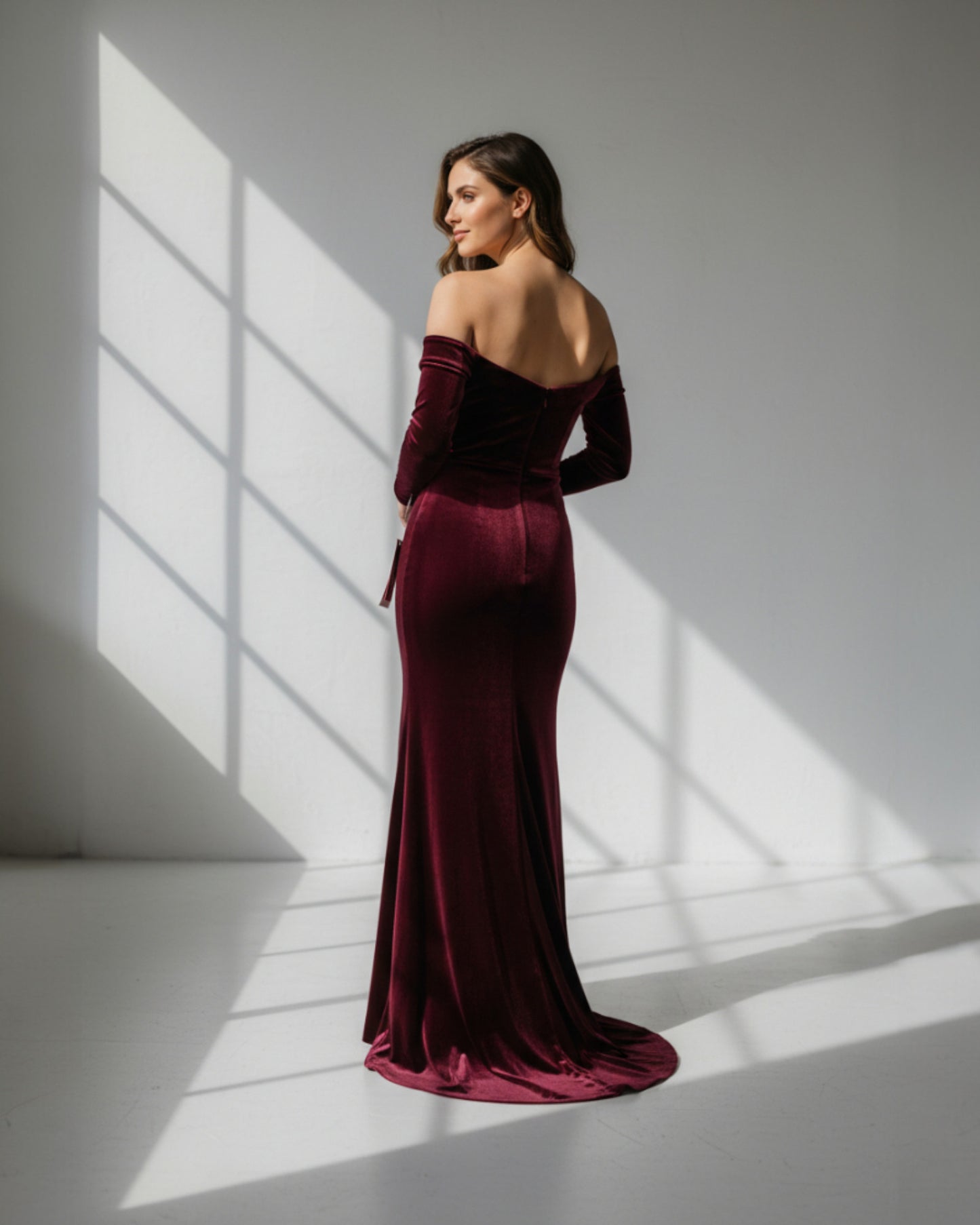 Langärmeliges Samtkleid mit schulterfreiem Schnitt - E254