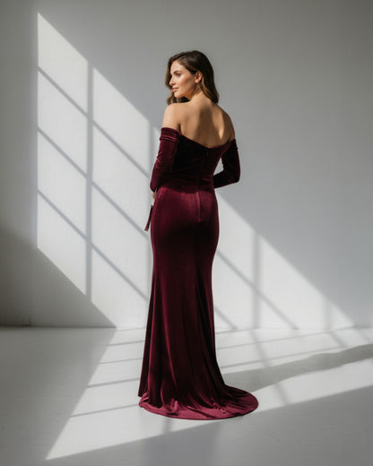 Langärmeliges Samtkleid mit schulterfreiem Schnitt - E254