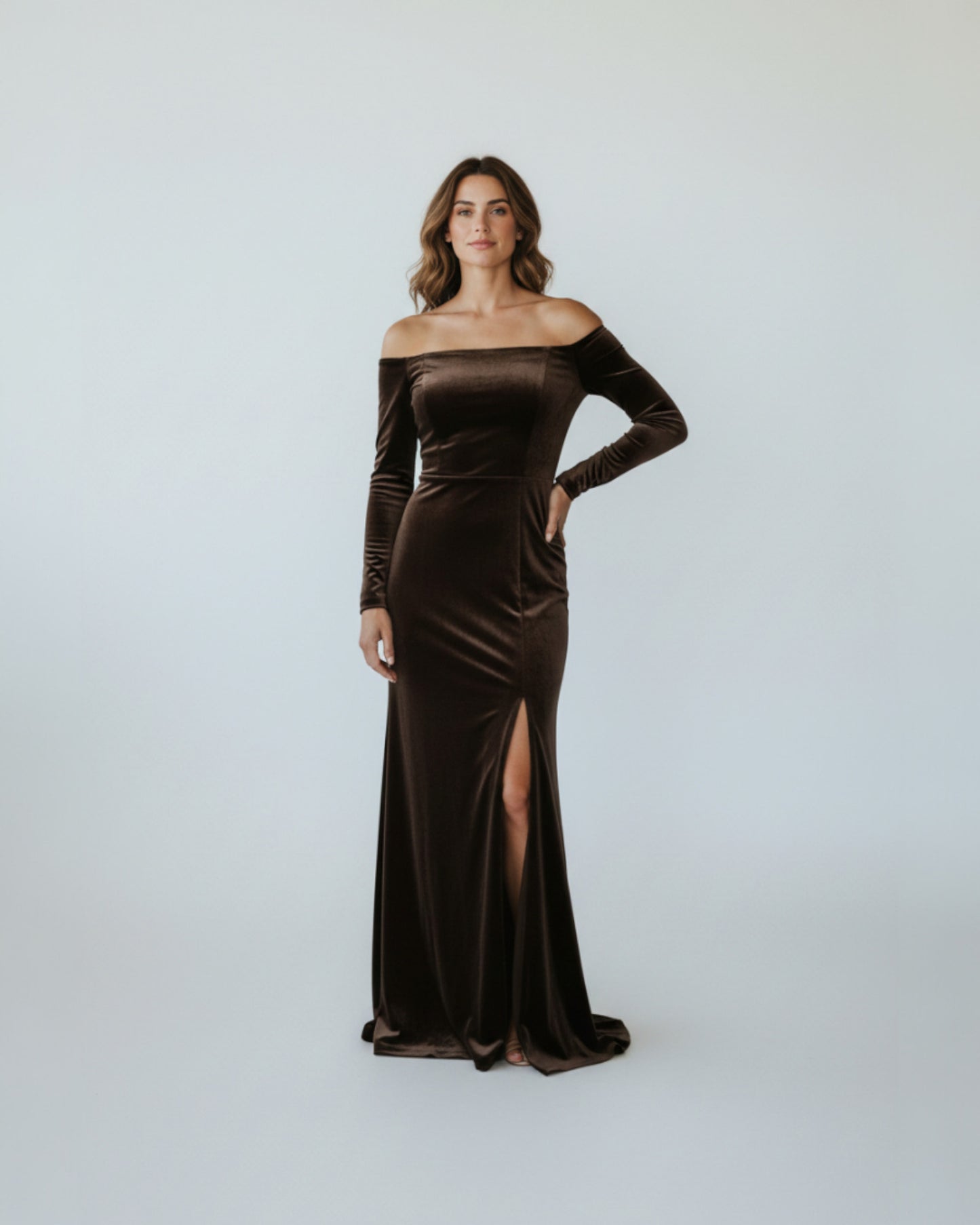 Langärmeliges Samtkleid mit schulterfreiem Schnitt - E254