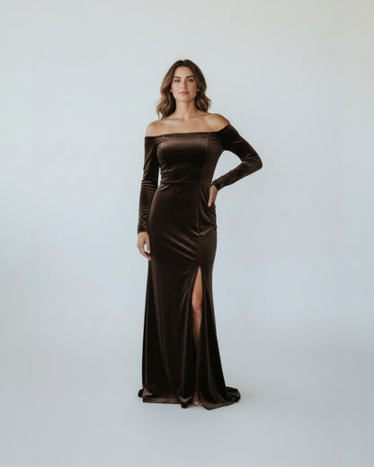 Langärmeliges Samtkleid mit schulterfreiem Schnitt - E254