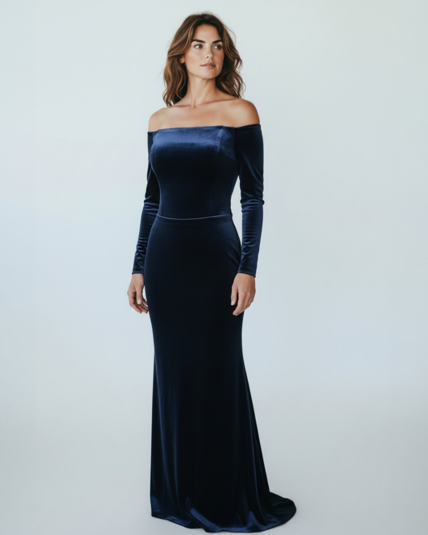 Langärmeliges Samtkleid mit schulterfreiem Schnitt - E254