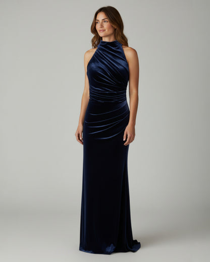 Ein elegantes, figurbetontes Abendkleid samtigem Stoff - E257