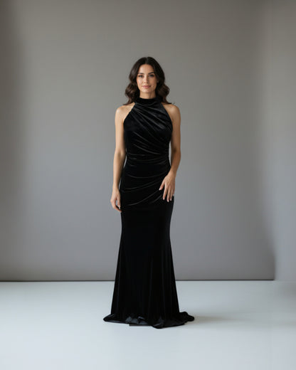 Ein elegantes, figurbetontes Abendkleid samtigem Stoff - E257