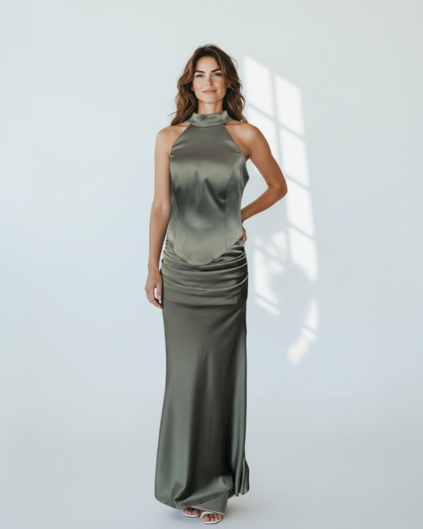 Ein zeitlos elegantes, bodenlanges Abendkleid aus glänzendem Satin-Stoff - E259