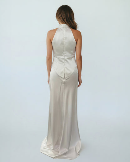 Ein zeitlos elegantes, bodenlanges Abendkleid aus glänzendem Satin-Stoff - E259