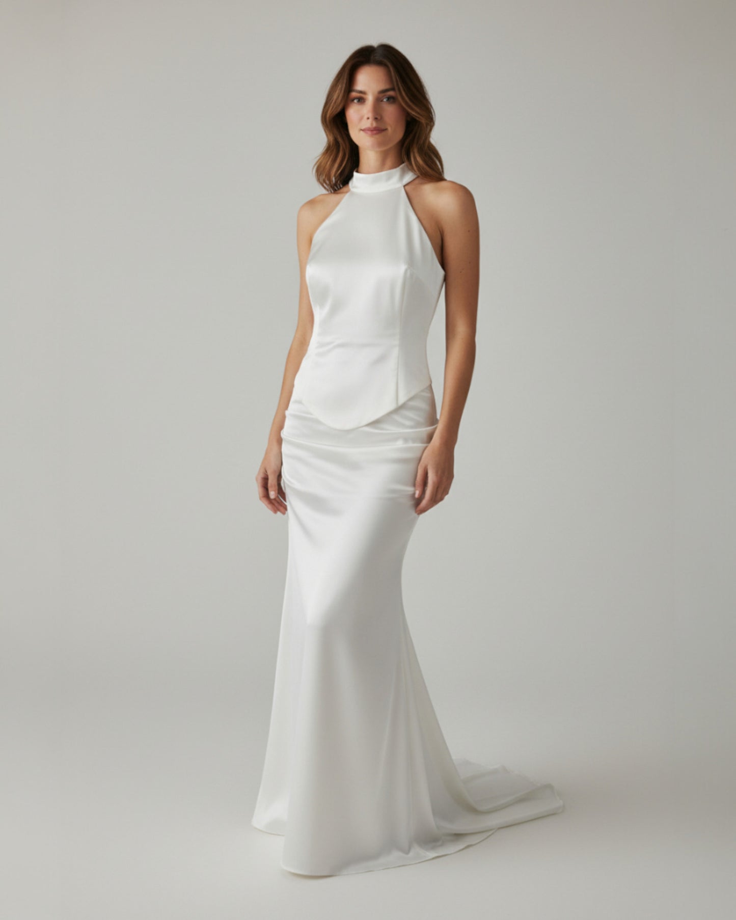 Ein zeitlos elegantes, bodenlanges Abendkleid aus glänzendem Satin-Stoff - E259