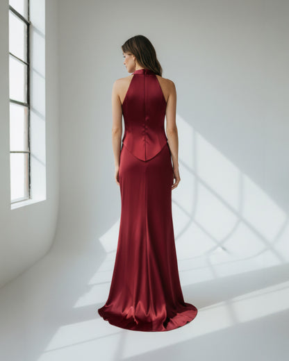 Ein zeitlos elegantes, bodenlanges Abendkleid aus glänzendem Satin-Stoff - E259