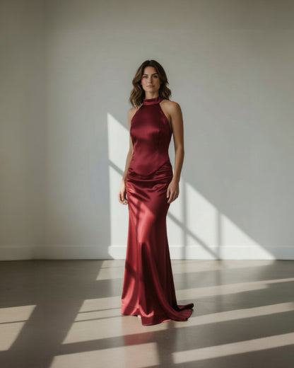 Ein zeitlos elegantes, bodenlanges Abendkleid aus glänzendem Satin-Stoff - E259