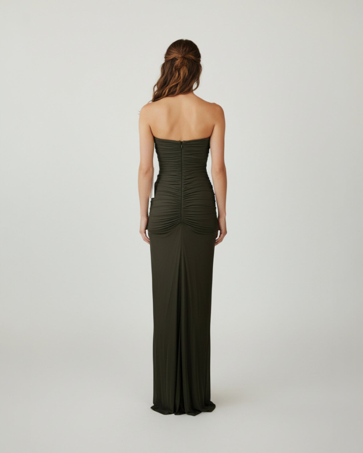 Ein atemberaubendes, bodenlanges Trägerkleid für festliche Anlässe - E260