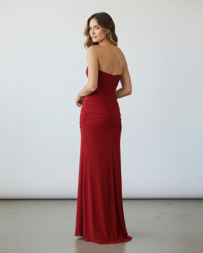 Ein atemberaubendes, bodenlanges Trägerkleid für festliche Anlässe - E260