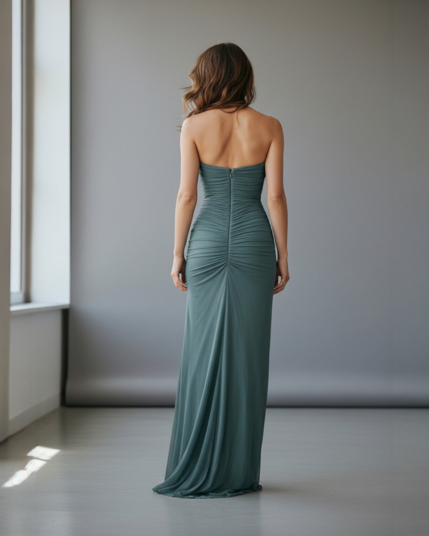 Ein atemberaubendes, bodenlanges Trägerkleid für festliche Anlässe - E260