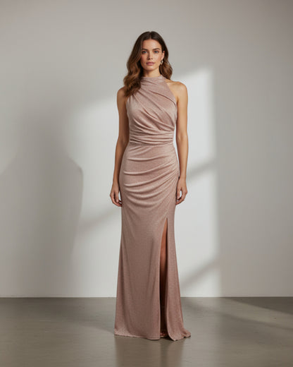 Ein auffälliges, bodenlanges Abendkleid aus funkelndem Glitzerstoff. - E261