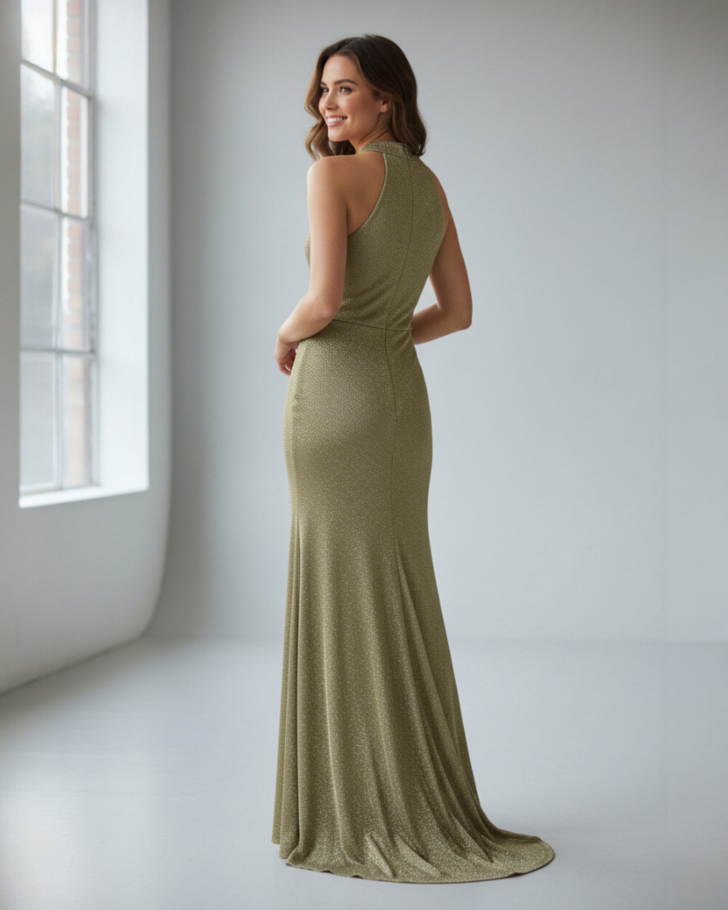 Ein auffälliges, bodenlanges Abendkleid aus funkelndem Glitzerstoff. - E261