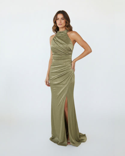 Ein auffälliges, bodenlanges Abendkleid aus funkelndem Glitzerstoff. - E261