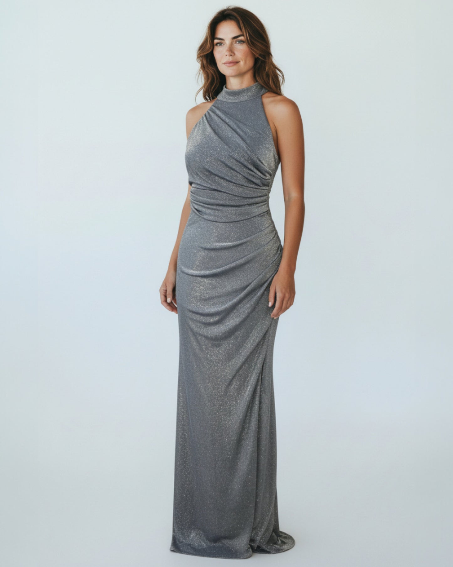 Ein auffälliges, bodenlanges Abendkleid aus funkelndem Glitzerstoff. - E261