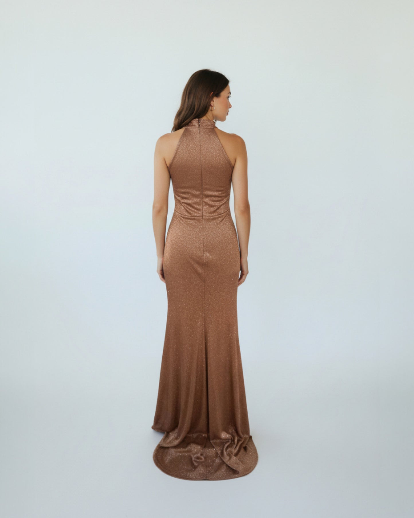 Ein auffälliges, bodenlanges Abendkleid aus funkelndem Glitzerstoff. - E261